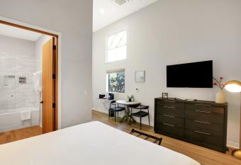 NEW! Villa Castillo 1 - immaculate luxury studio in downtown Santa Barbara allows 18 year olds to book a room