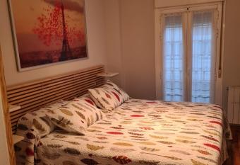 Apartamento El Mirador has rooms with a private hot tub