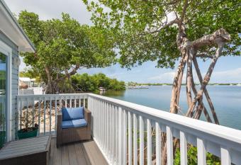 NEW Swell Time- Waterfront Hot Tub & Dock allows 18 year olds to book a room