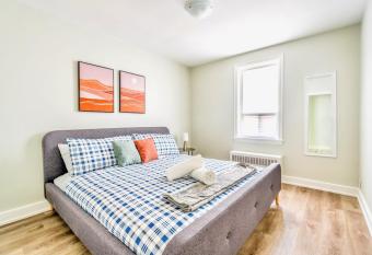 Cozy 1BR Apt w King Bed & Netflix - Near DT allows 18 year olds to book a room