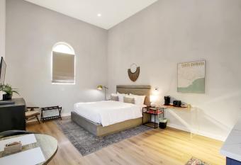 NEW! Villa Castillo 3 - immaculate studio in downtown Santa Barbara allows 18 year olds to book a room
