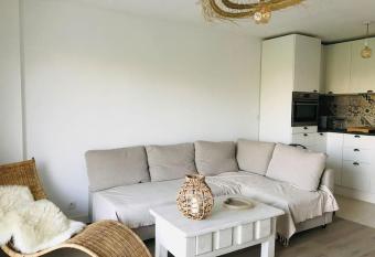 Appartement familial, 2 ch., balcon + parking has Balcony rooms