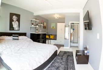 Luxury Modern Ocean Home for 20 guests has Balcony rooms