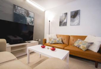 Queen 1bd+balcony 5 min from Ocean Dr FREE PARKING allows 18 year olds to book a room