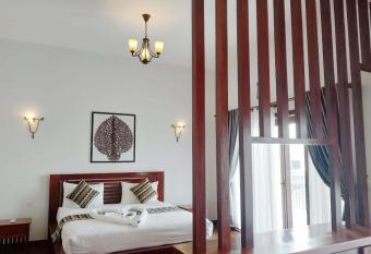 D Central Khmer Villa has rooms with a private hot tub