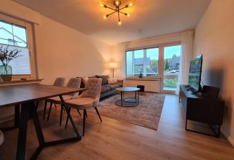 4-Zimmer-Ferienwohnung, modern, K  che, WLAN, Netflix allows 18 year olds to book a room