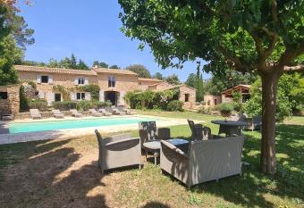 Le Mas de Capra, splendide propri  t   sous le soleil de Provence has Balcony rooms