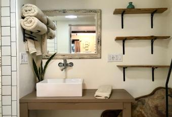 Prickly Pear Unique Studio with bathroom built into the Granite boulders, Amazing Views, Front & back porches, Firepit,Dog friendly allows 18 year olds to book a room