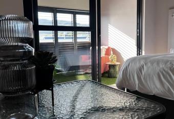 Hermanus Waterfront Apartment No.19 allows 18 year olds to book a room