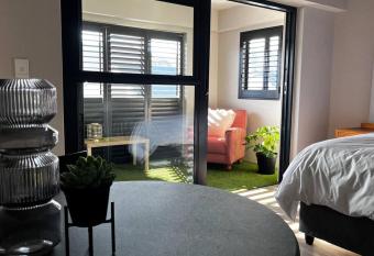 Hermanus Waterfront Apartment No.20 allows 18 year olds to book a room