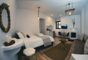 Plaza Guest House      T         has rooms with a private hot tub