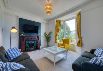 Brent House - 4 bedroom home close to shops, harbour & beaches allows 18 year olds to book a room