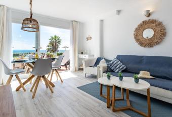 Seafront Beach house Rocas del Mar has Smoking rooms