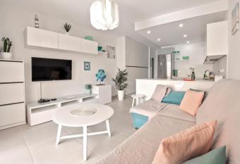 Kate Duque Fantastic apartment with lovely Pool allows 18 year olds to book a room