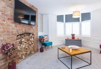 City Centre Apartment - Within York Bar Walls allows 18 year olds to book a room