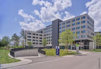 Dorint Hotel M  nchen/Garching allows 18 year olds to book a room