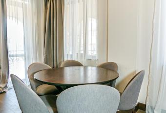 Baku Park View Luxury Home has rooms with a private hot tub