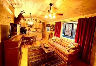 Little Bear Tiny Cabin allows 18 year olds to book a room