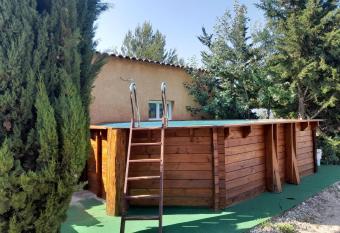 Gite    la campagne    15 kms d Aix has Balcony rooms