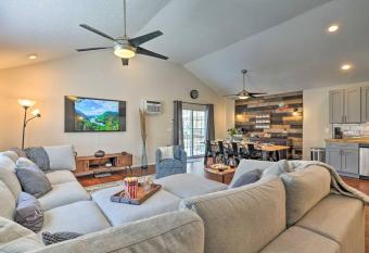 Enchanted Woods Game Room, Two Kitchens & Fire Pit has Balcony rooms