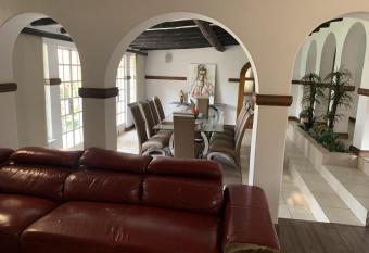Safari Apartments -Beautiful 3 bedrooms, 10-seater dining , TV room, Garden & Pool has rooms with a private hot tub