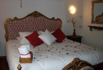 Hotel Villa Luna has rooms with a private hot tub