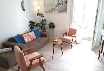 Au Bord Du R  cif allows 18 year olds to book a room