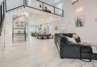 Luxury 5 BDRM Home! Blocks To DT/Riverwalk/Convention Center! has Balcony rooms