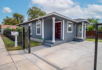 Freshly Remodeled 3BR 2BA Near Fantastic Downtown allows 18 year olds to book a room