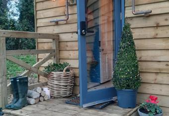 Cosy Double Shepherds Hut In Beautiful Wicklow With Underfloor Heating Throughout allows 18 year olds to book a room