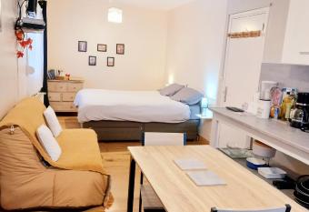 G  te de l   cureuil62, pr  s des plages et de la for  t allows 18 year olds to book a room