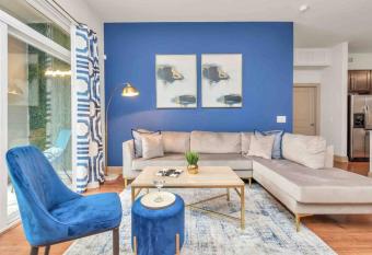 Luxury 2 bedroom Houston sweet with pool in Med center has Balcony rooms