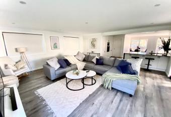 Relaxing 3 bedroom house with 2 bathrooms. allows 18 year olds to book a room