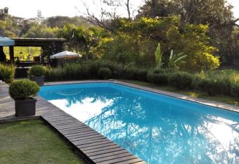 Solar da F  nix um o  sis    40 min de SP has rooms with a private hot tub