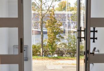 Am Hafensteig 19 allows 18 year olds to book a room