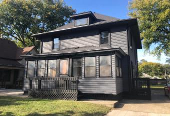 Modern 2 Bedroom with King near downtown w yard has Balcony rooms