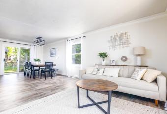 Luxurious Family Friendly 5 Bedroom House allows 18 year olds to book a room