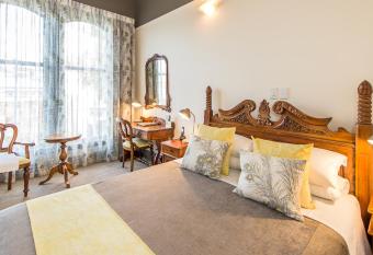 Rutland Arms Inn allows 18 year olds to book a room