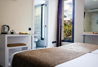 BCN Urbaness Hotels Del Comte allows 18 year olds to book a room