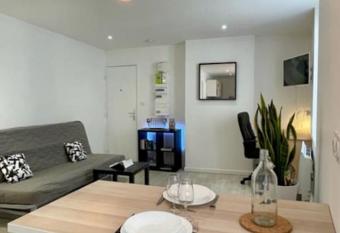 Le Gervais Petit appartement en plein centre allows 18 year olds to book a room