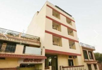 SPOT ON 70069 The Gogo Guest House allows 18 year olds to book a room