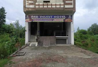 OYO Hotel Red Velvet allows 18 year olds to book a room