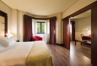 Hotel Badajoz Center has rooms with a private hot tub