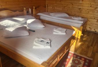 Cabanu  ele din Lemn has Balcony rooms