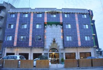 Al-muhajer Hotel allows 18 year olds to book a room