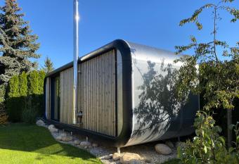 Luxusn   apartm  n v Praze Kl  novic  ch na zahrad  , 20 minut do centra Prahy allows 18 year olds to book a room