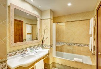 Hotel Silken Villa de Laguardia has rooms with a private hot tub