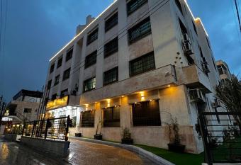 Golden Palace Hotel Apartments has Balcony rooms