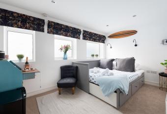 TRIG-Private Studio, Courtyard, Walk to Fistral allows 18 year olds to book a room