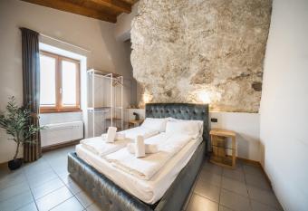 La Cantinota - Locanda De Manincor Rooms allows 18 year olds to book a room
